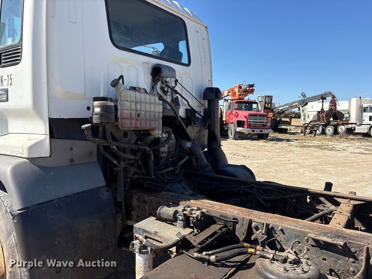 image for item ES8559 2005 GMC T-series truck cab and chassis