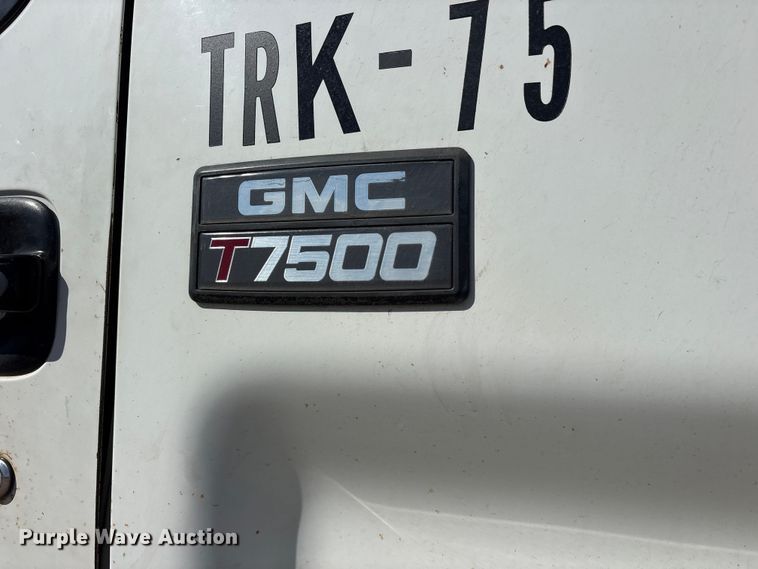 image for item ES8559 2005 GMC T-series truck cab and chassis