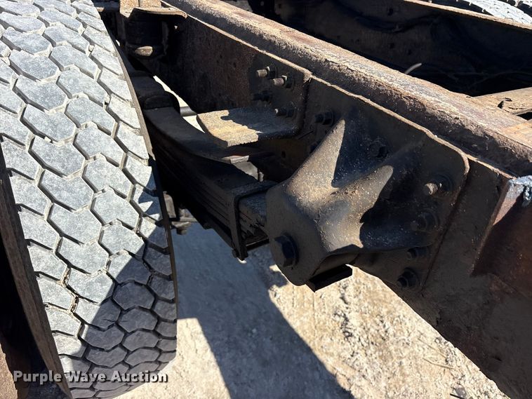 image for item ES8559 2005 GMC T-series truck cab and chassis