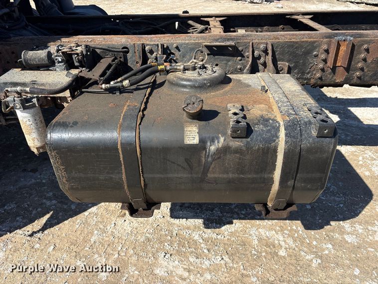 image for item ES8559 2005 GMC T-series truck cab and chassis