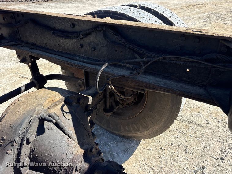 image for item ES8559 2005 GMC T-series truck cab and chassis