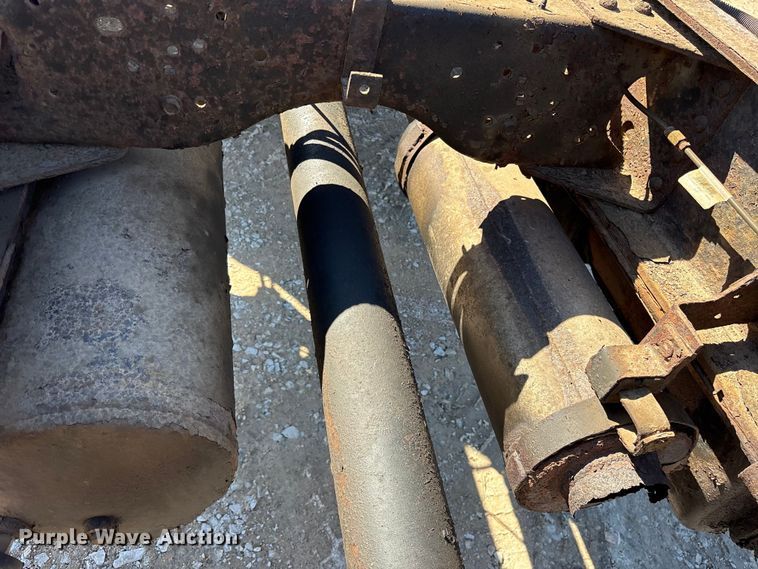 image for item ES8559 2005 GMC T-series truck cab and chassis