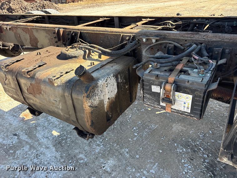 image for item ES8559 2005 GMC T-series truck cab and chassis