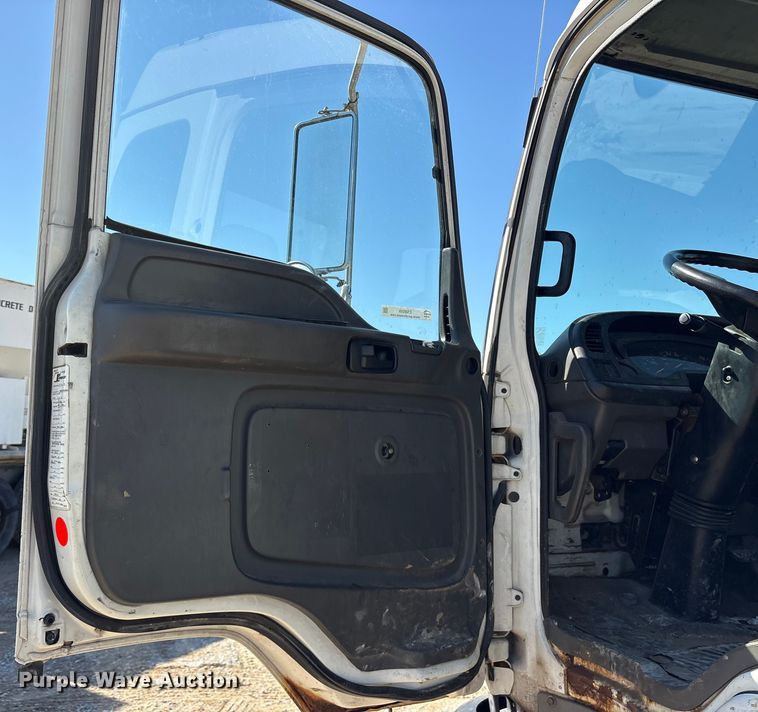 image for item ES8559 2005 GMC T-series truck cab and chassis