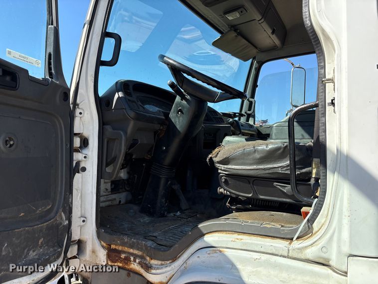 image for item ES8559 2005 GMC T-series truck cab and chassis