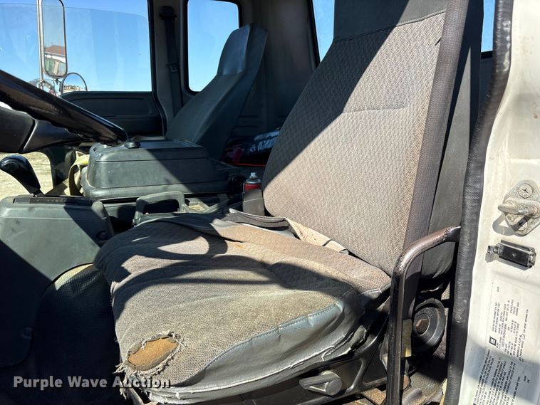 image for item ES8559 2005 GMC T-series truck cab and chassis