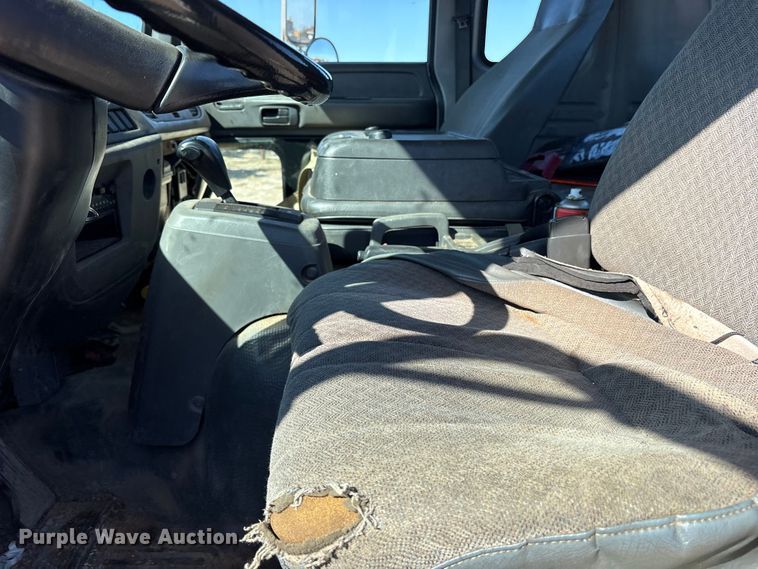 image for item ES8559 2005 GMC T-series truck cab and chassis