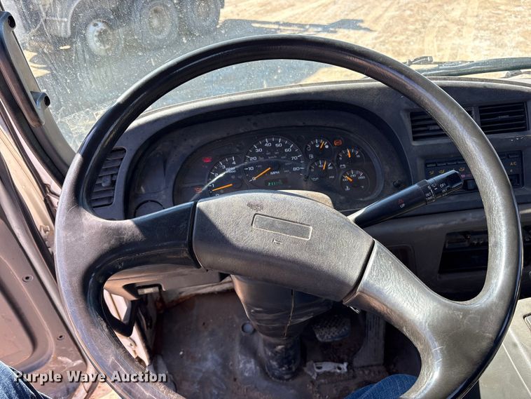 image for item ES8559 2005 GMC T-series truck cab and chassis