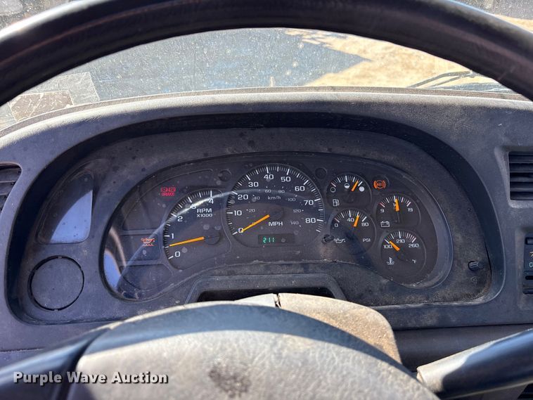 image for item ES8559 2005 GMC T-series truck cab and chassis