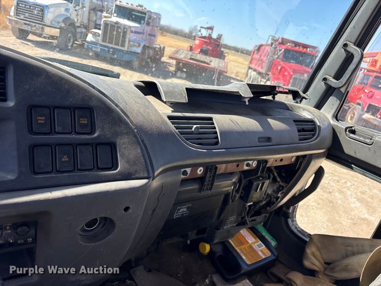 image for item ES8559 2005 GMC T-series truck cab and chassis