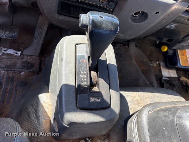 image for item ES8559 2005 GMC T-series truck cab and chassis