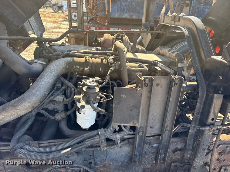 image for item ES8559 2005 GMC T-series truck cab and chassis