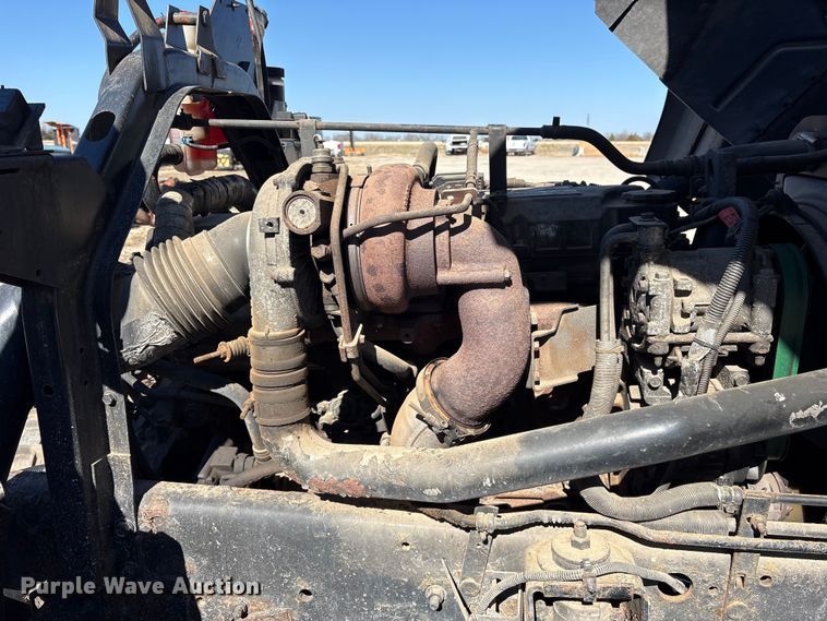 image for item ES8559 2005 GMC T-series truck cab and chassis