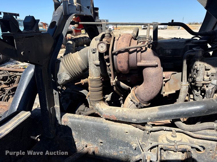 image for item ES8559 2005 GMC T-series truck cab and chassis