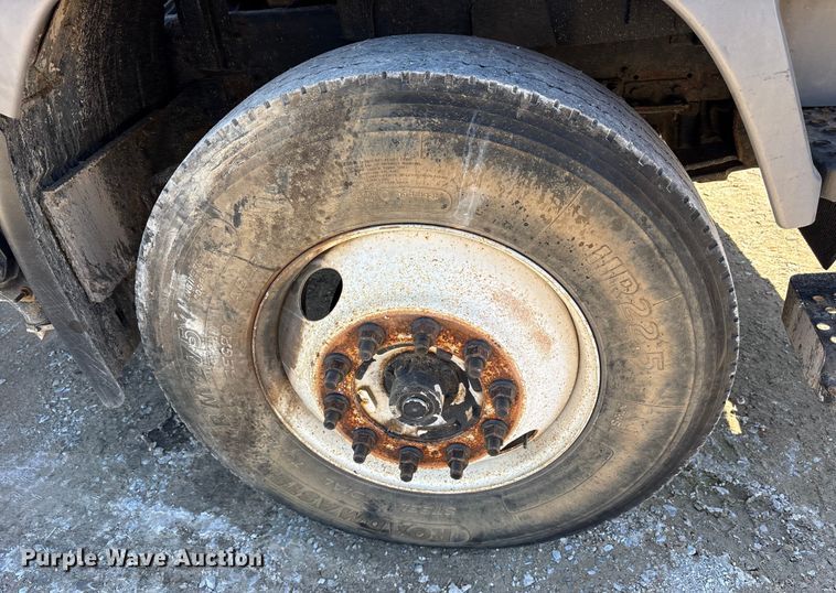 image for item ES8559 2005 GMC T-series truck cab and chassis