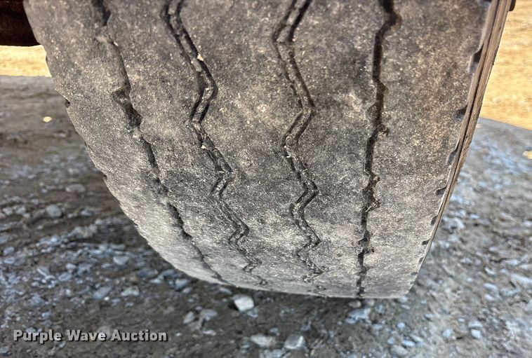 image for item ES8559 2005 GMC T-series truck cab and chassis