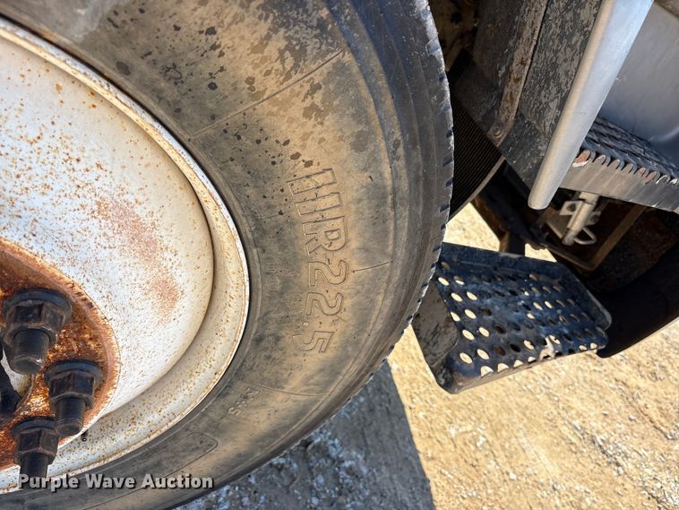 image for item ES8559 2005 GMC T-series truck cab and chassis