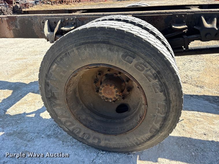 image for item ES8559 2005 GMC T-series truck cab and chassis