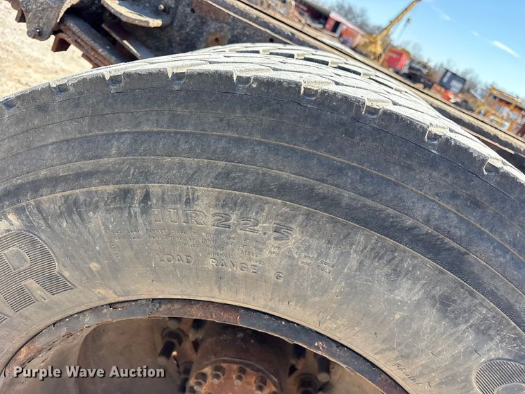 image for item ES8559 2005 GMC T-series truck cab and chassis