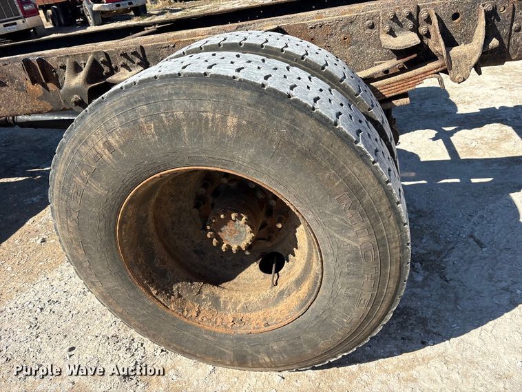 image for item ES8559 2005 GMC T-series truck cab and chassis