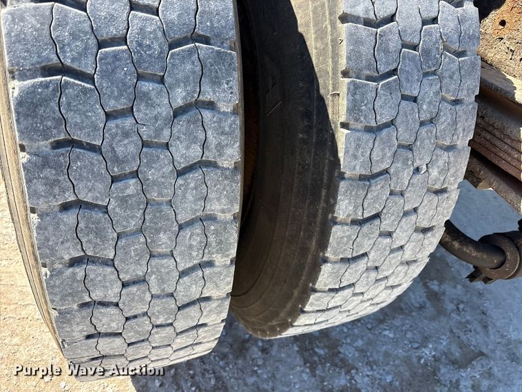 image for item ES8559 2005 GMC T-series truck cab and chassis