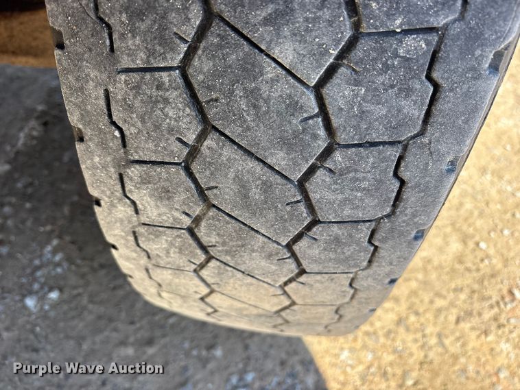 image for item ES8559 2005 GMC T-series truck cab and chassis