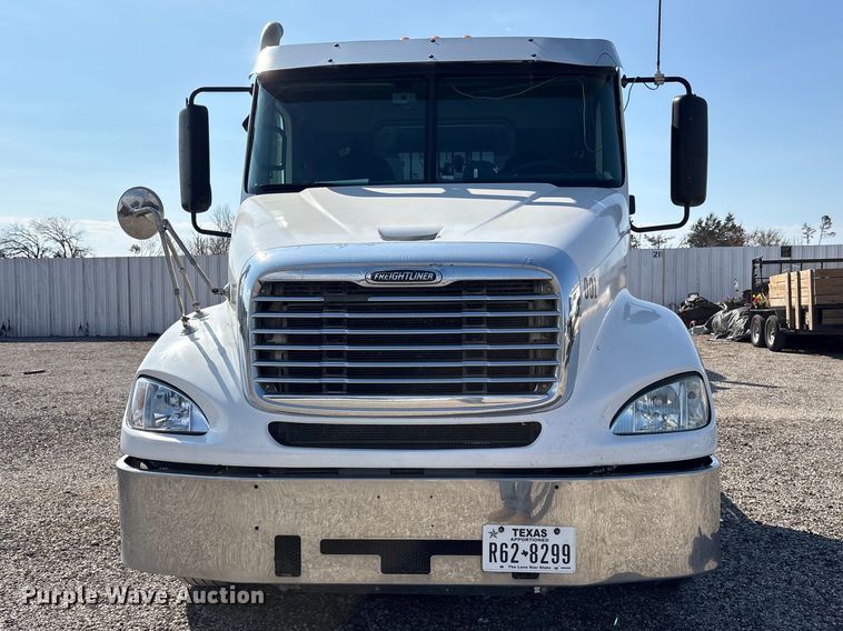 image for item ES8629 2008 Freightliner Columbia semi truck