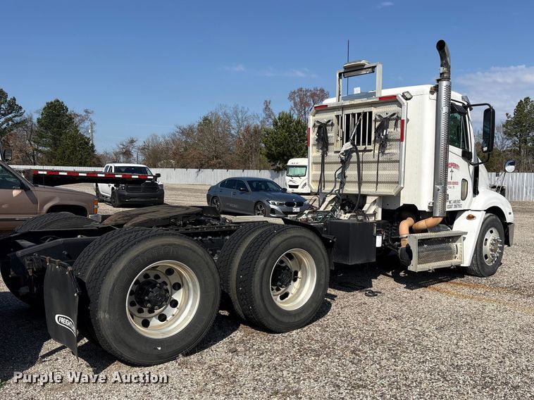 image for item ES8629 2008 Freightliner Columbia semi truck