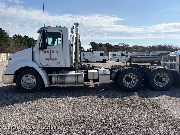 image for item ES8629 2008 Freightliner Columbia semi truck