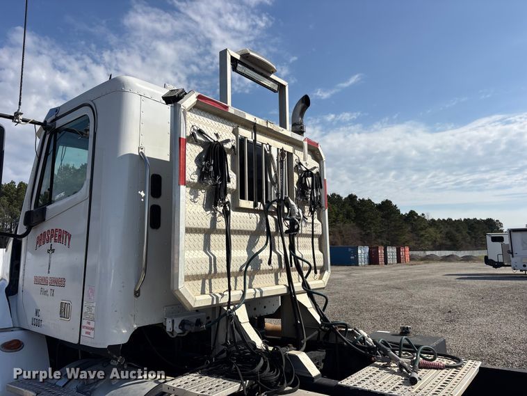 image for item ES8629 2008 Freightliner Columbia semi truck