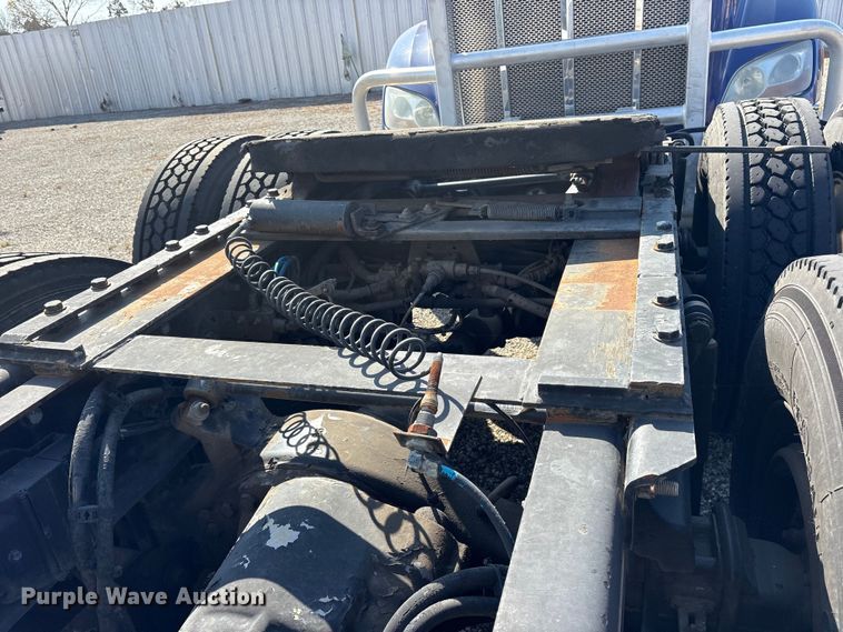 image for item ES8629 2008 Freightliner Columbia semi truck