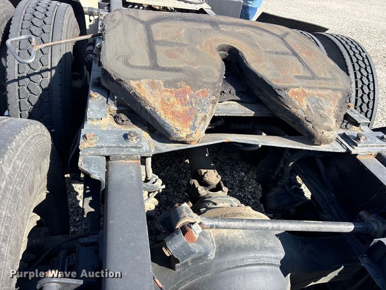 image for item ES8629 2008 Freightliner Columbia semi truck