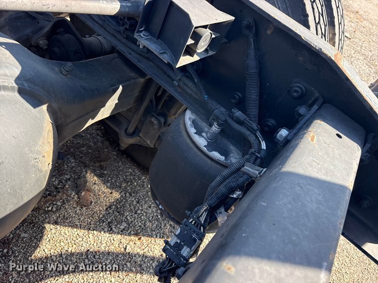 image for item ES8629 2008 Freightliner Columbia semi truck