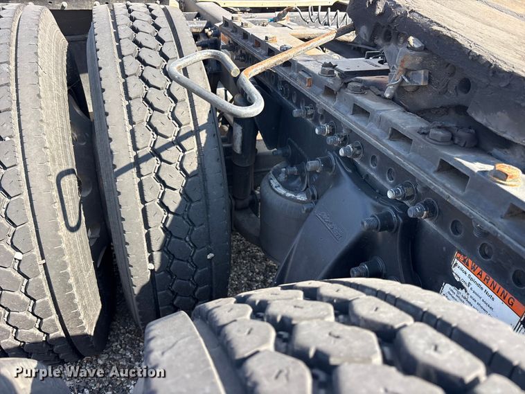 image for item ES8629 2008 Freightliner Columbia semi truck