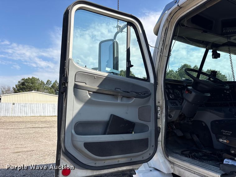 image for item ES8629 2008 Freightliner Columbia semi truck