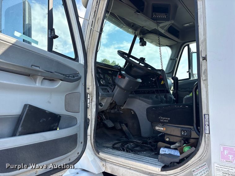 image for item ES8629 2008 Freightliner Columbia semi truck