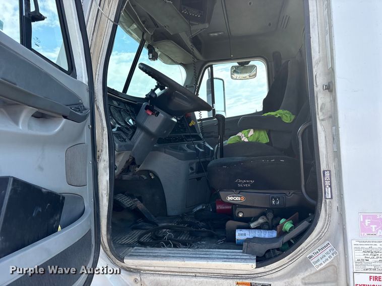 image for item ES8629 2008 Freightliner Columbia semi truck