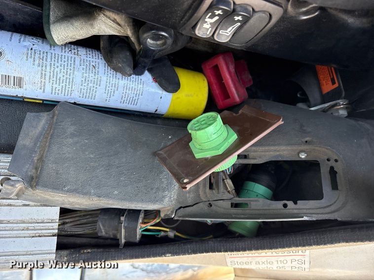 image for item ES8629 2008 Freightliner Columbia semi truck