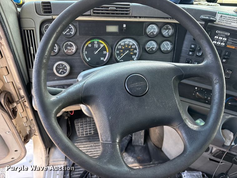 image for item ES8629 2008 Freightliner Columbia semi truck