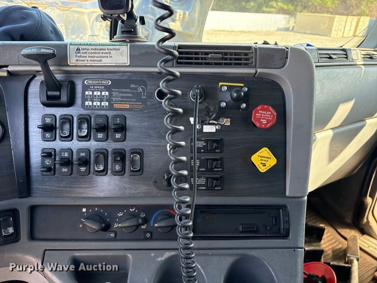 image for item ES8629 2008 Freightliner Columbia semi truck