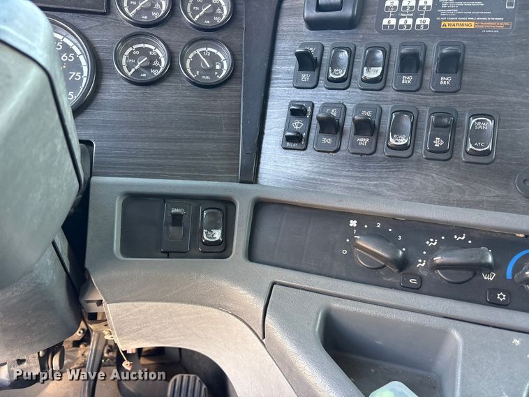 image for item ES8629 2008 Freightliner Columbia semi truck