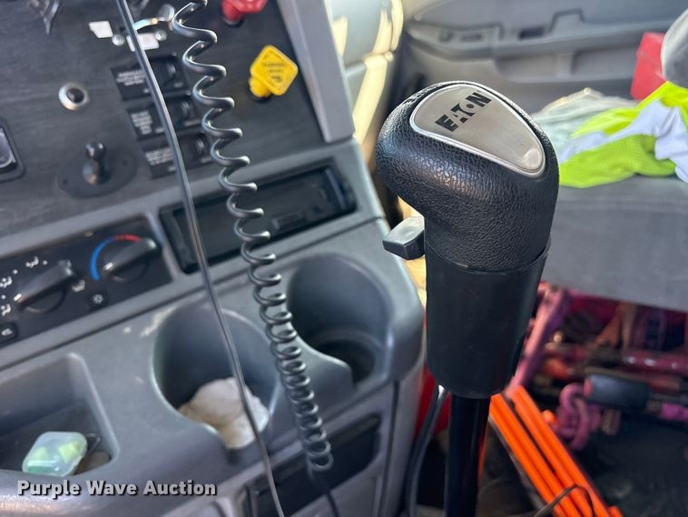 image for item ES8629 2008 Freightliner Columbia semi truck