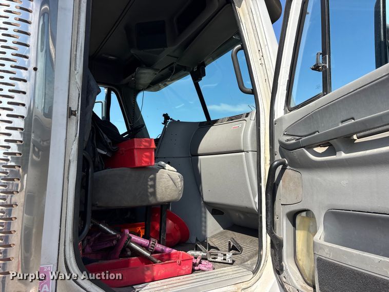 image for item ES8629 2008 Freightliner Columbia semi truck