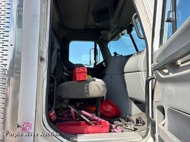 image for item ES8629 2008 Freightliner Columbia semi truck