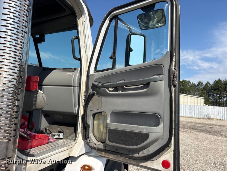 image for item ES8629 2008 Freightliner Columbia semi truck