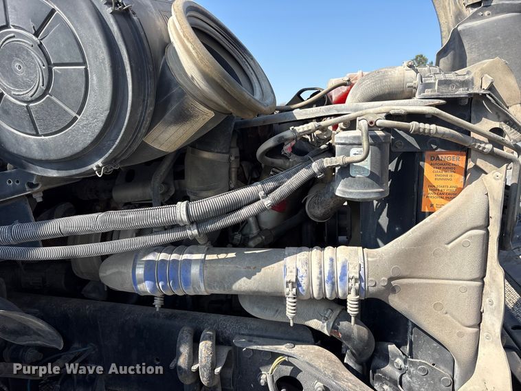 image for item ES8629 2008 Freightliner Columbia semi truck