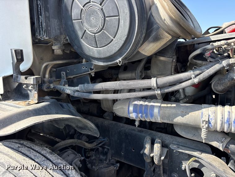 image for item ES8629 2008 Freightliner Columbia semi truck