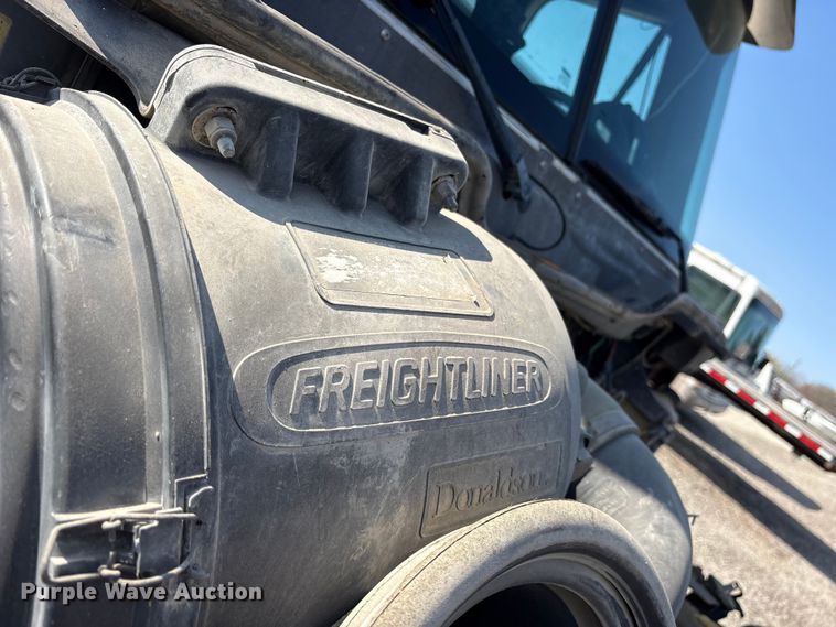 image for item ES8629 2008 Freightliner Columbia semi truck