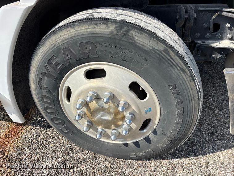 image for item ES8629 2008 Freightliner Columbia semi truck