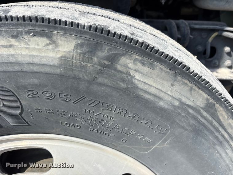 image for item ES8629 2008 Freightliner Columbia semi truck